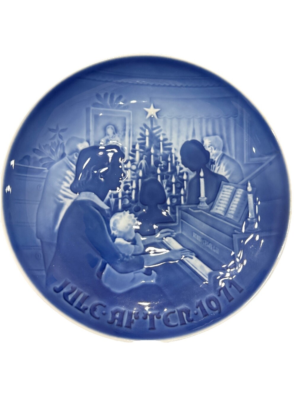 Bing and Grondahl  Christmas Plate 1971 Christmas at Home  Mint Condition